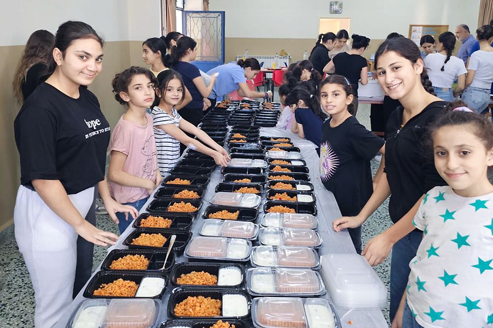 Internatskinder aus Anjar verteilen Essen an geflüchtete Familien